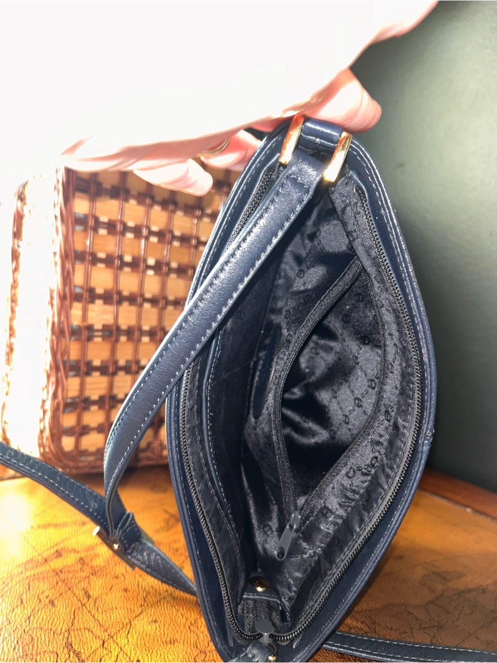 Navy Vintage Etienne Aigner Leather Shoulder Bag Classic Elegance -EUC- - Picture 12 of 13